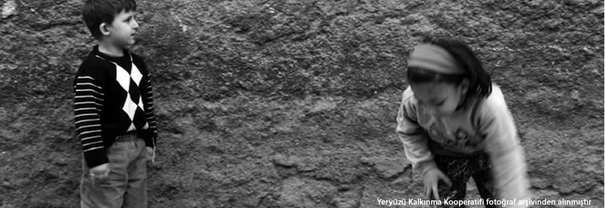 Ankara kalesindeki sokaklardan birinde oynayan biri kız biri oğlan iki çocuğun fotoğrafı